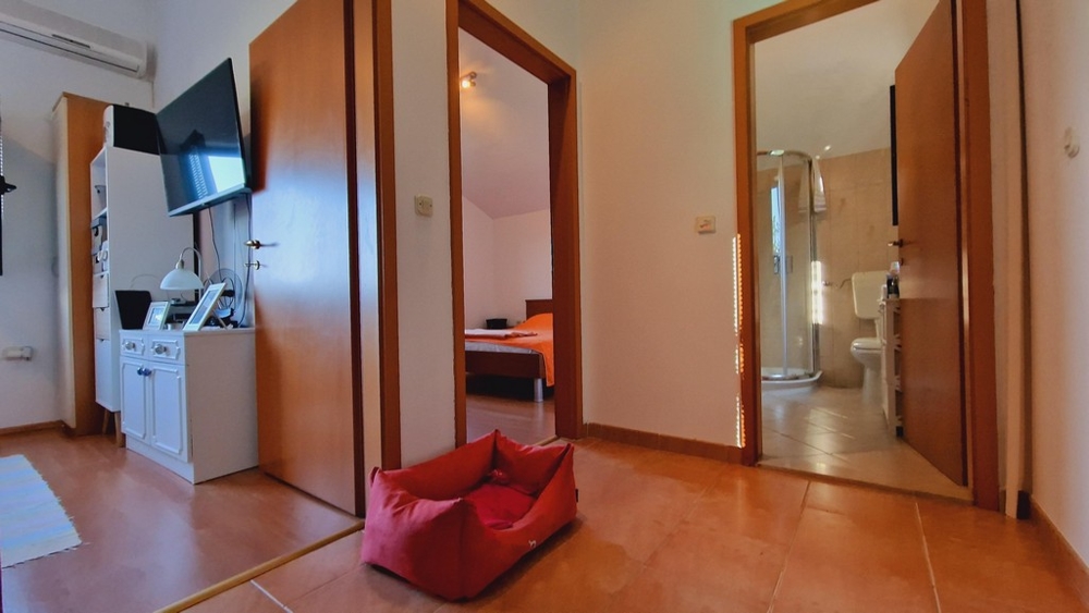 Corridoio al piano superiore con accesso alla camera da letto e al bagno