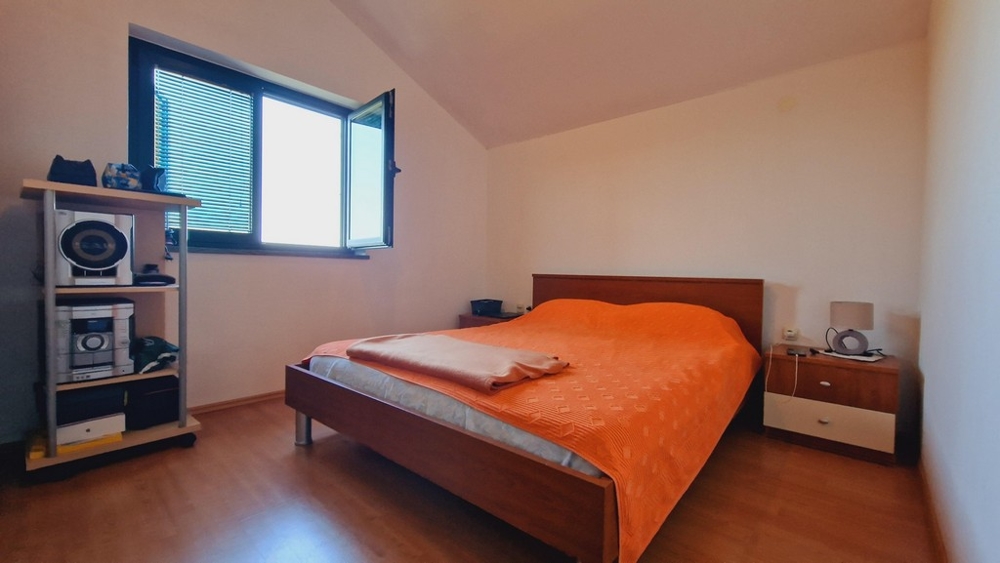 Seconda camera da letto con letto grande e finestra aperta