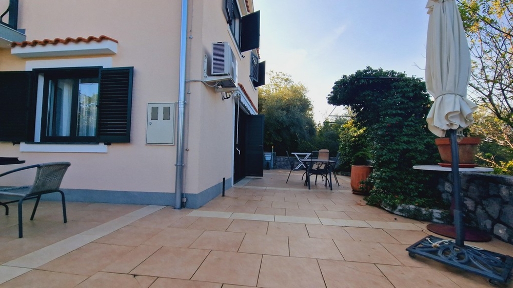 Terrazza al piano terra della casa H3429, in vendita in Croazia sull'isola di Krk.