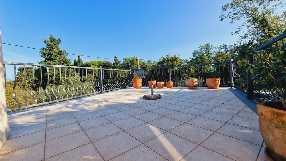 Terrazza mediterranea al piano superiore dell'immobile H3429 a Krk.