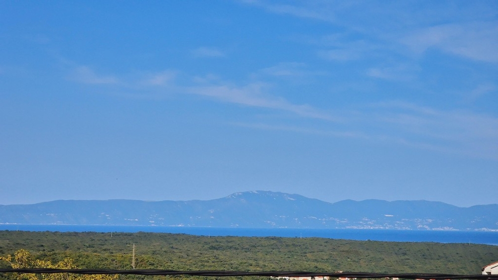 Vista sul bosco, sul mare e sui monti all'orizzonte