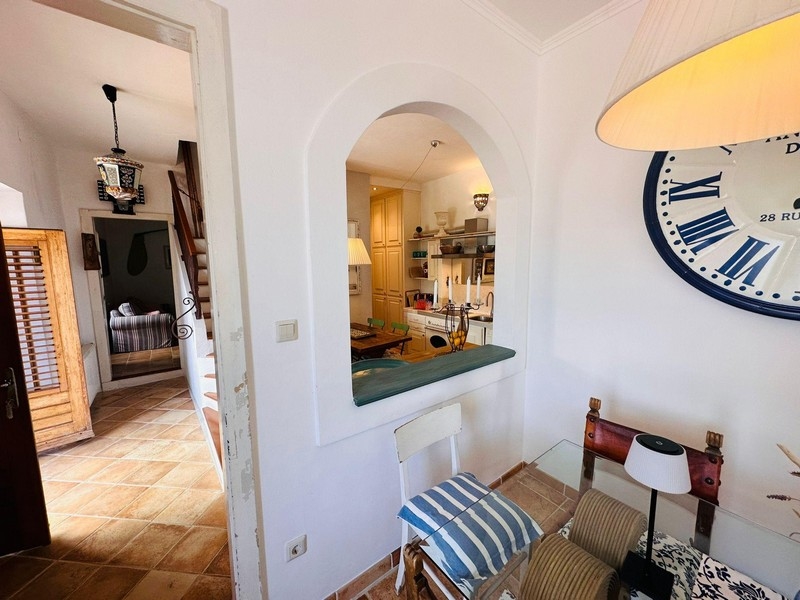 Interno con passaggio, vista sul soggiorno e sulla scala