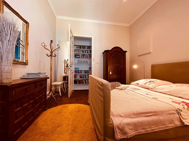 Camera da letto con letto matrimoniale e armadio antico