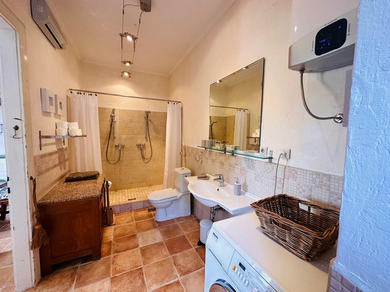 Ampio bagno con doccia e lavatrice