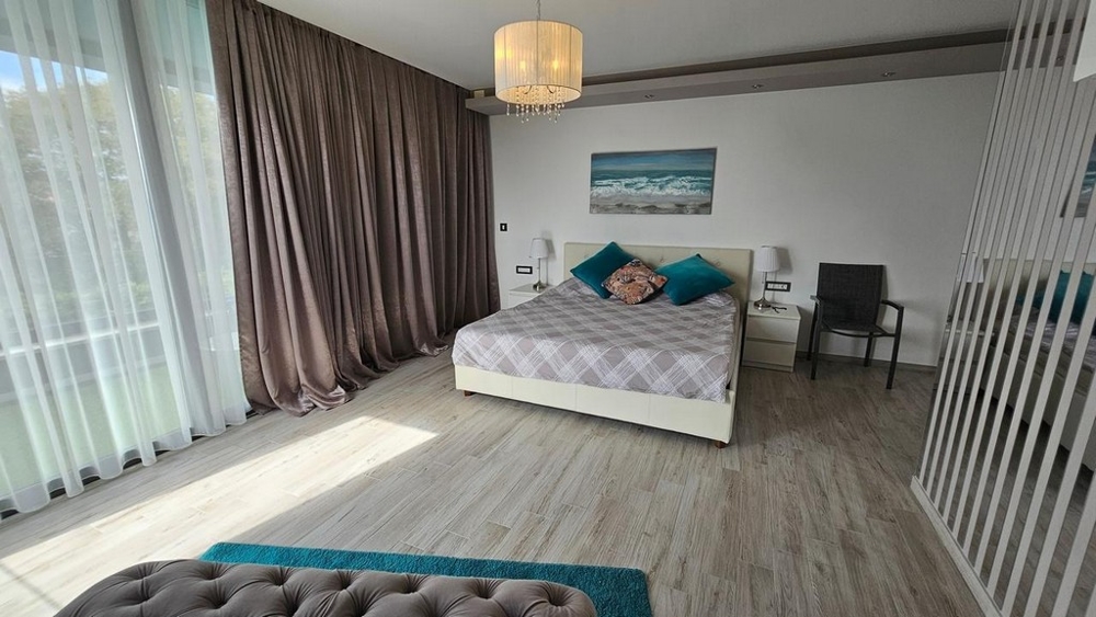 Ampia camera da letto della villa H3436 nella regione di Krk, sull'isola di Krk.