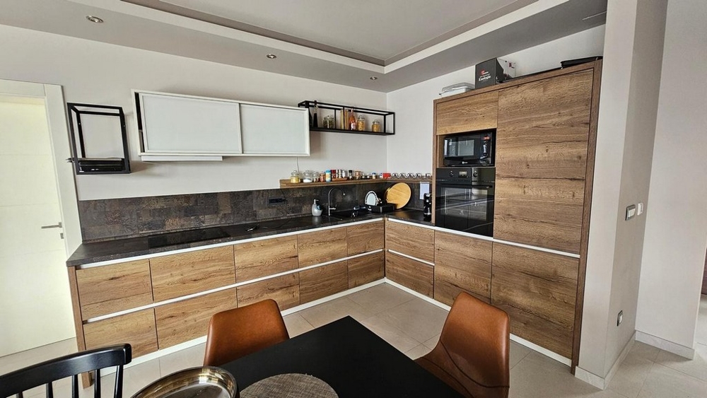 Cucina di alta qualità al piano inferiore.