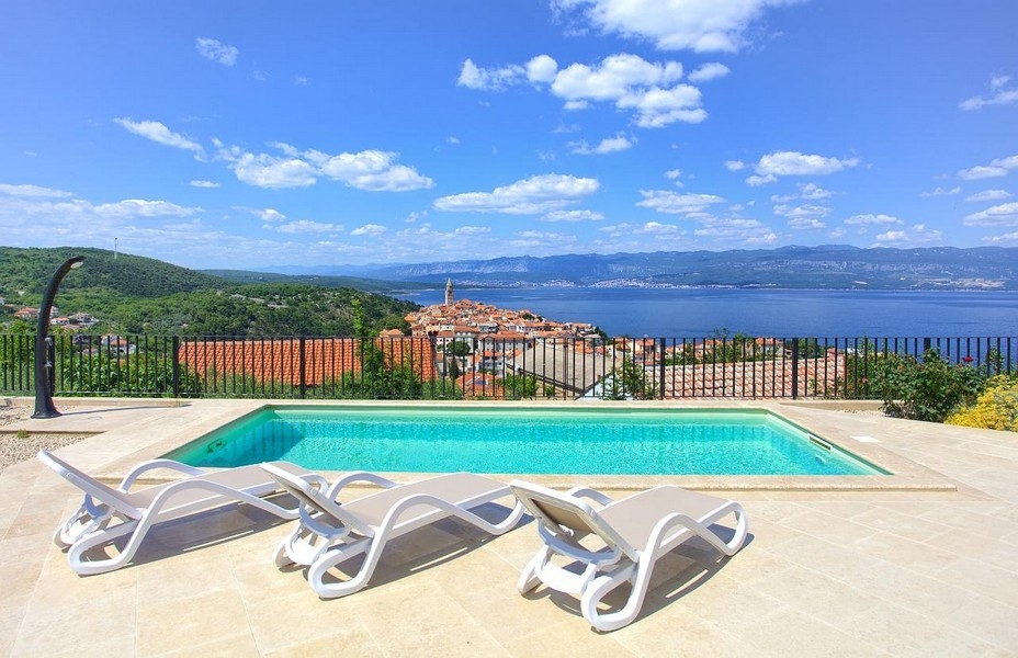 Piscina dell'immobile di lusso H3438 in Croazia - Panorama Scouting.