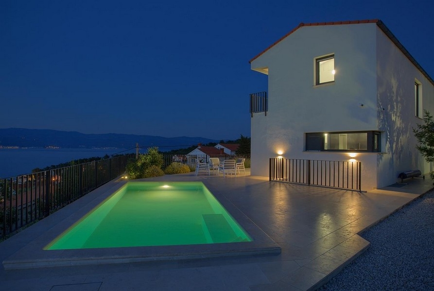 Piscina e vista laterale sulla villa H3438 in Croazia, sull'isola di Krk.