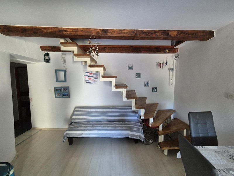Zona giorno con scala in legno