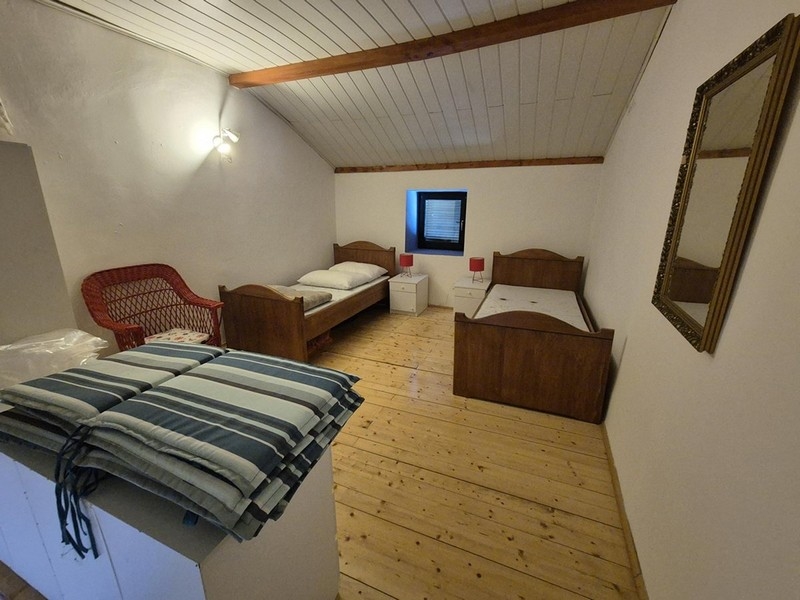 Camera da letto con due letti singoli e arredamento semplice.