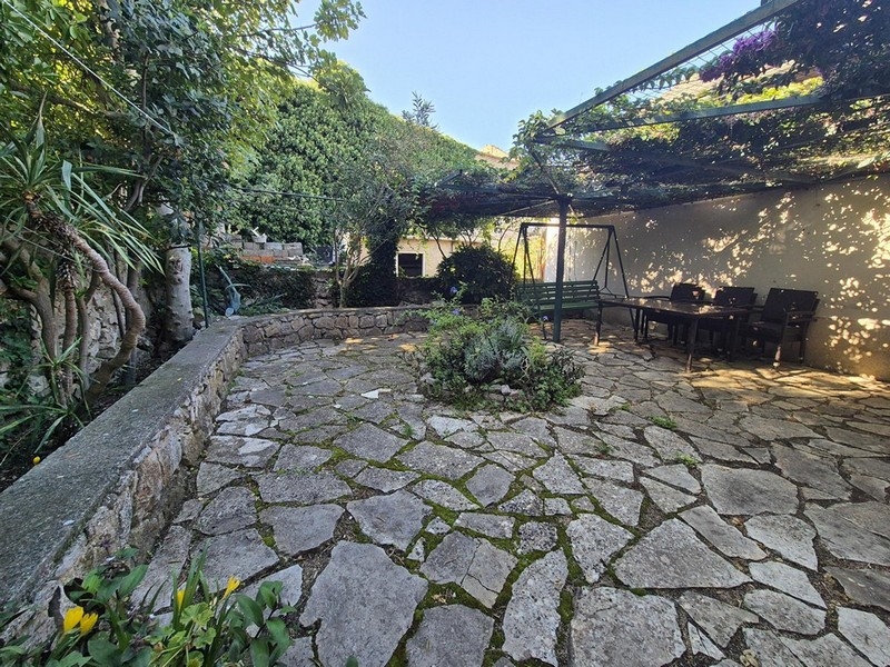 L'ampio giardino con fascino mediterraneo.