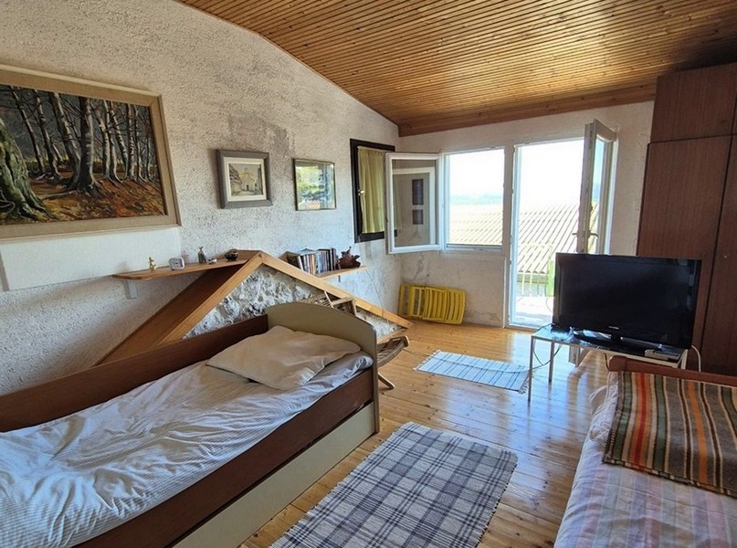 Camera da letto con due letti e vista mare