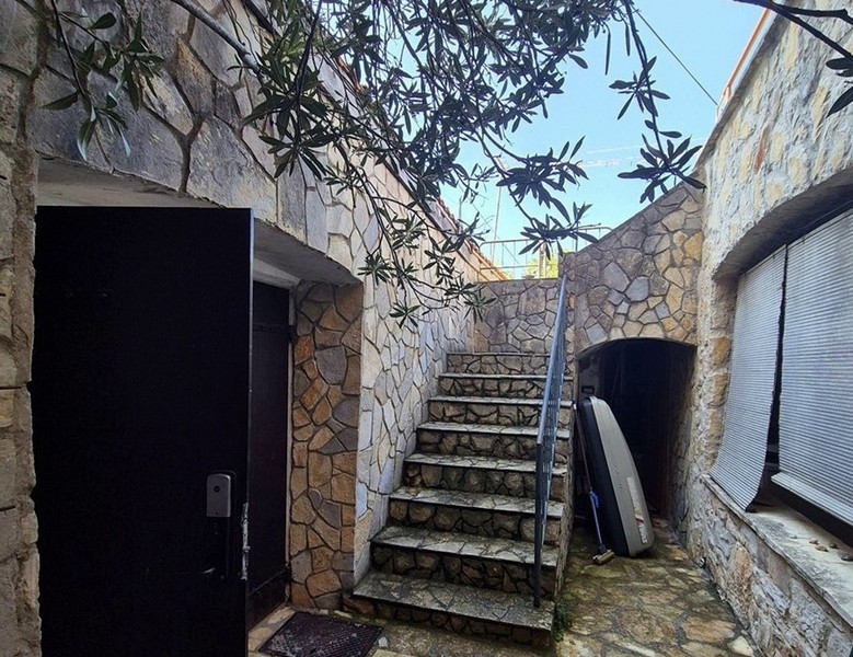 Scala in pietra nel cortile interno che porta ai piani superiori della casa.