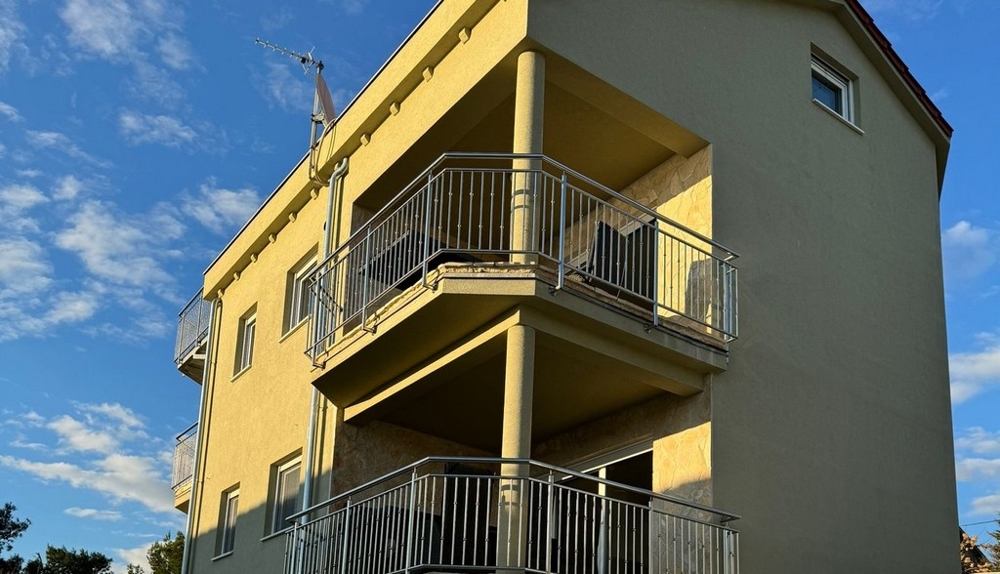 Casa curata con quattro appartamenti in Croazia.