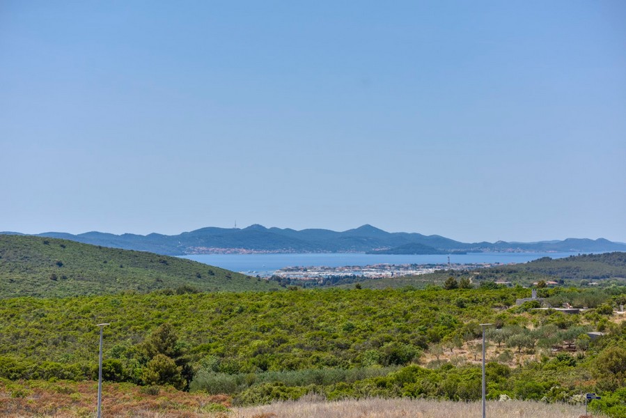 Ampia vista sulla macchia mediterranea fino al mare e alla catena di isole