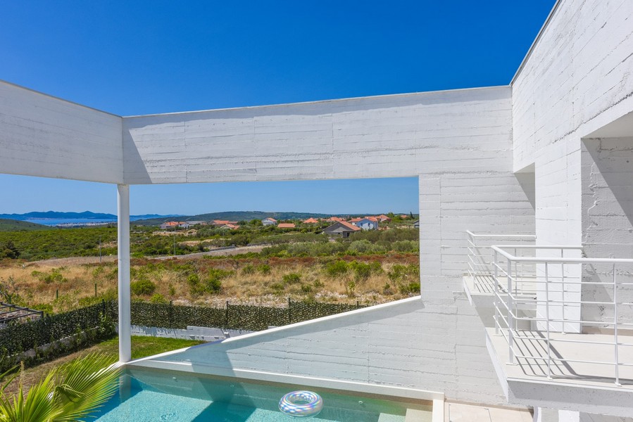 Area piscina moderna con vista panoramica sul mare e sul paesaggio in Croazia.