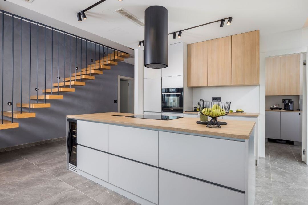 Cucina aperta moderna nella villa di lusso H3450 a Crikvenica, Croazia.