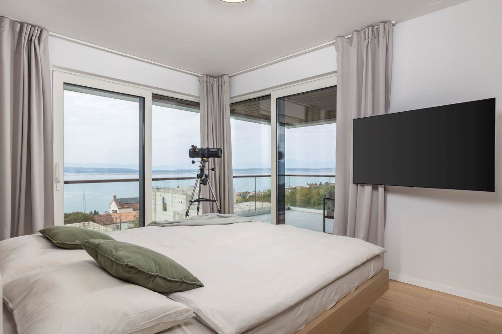 Camera da letto con vista mare.
