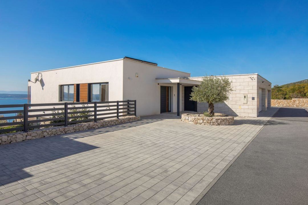 Parcheggio della villa H3450 a Crikvenica, Quarnaro in Croazia.