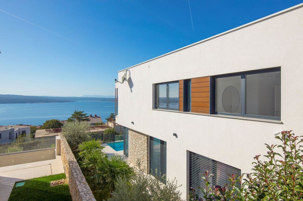 Vista laterale sulla villa e sul mare.