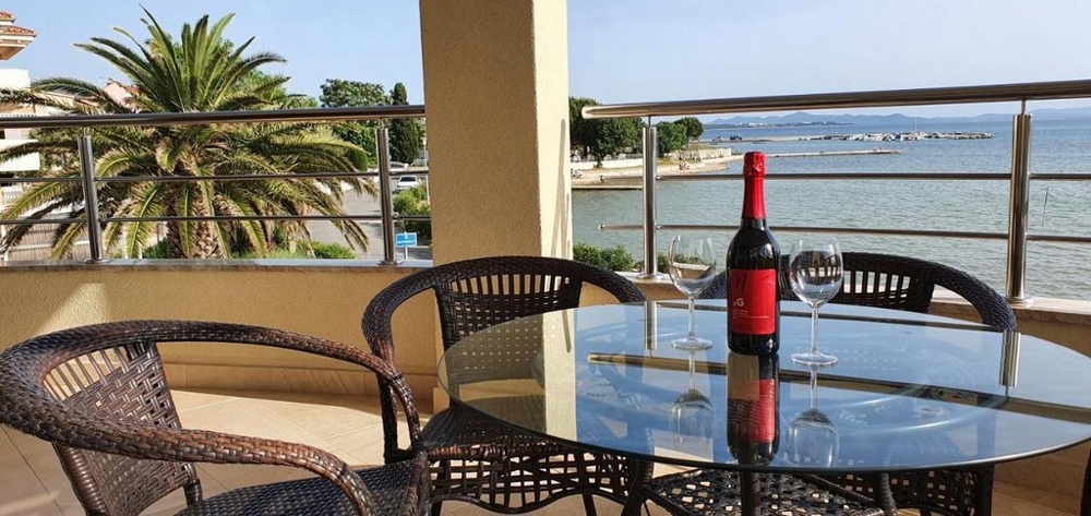 Casa con appartamenti direttamente sul mare in vendita in Croazia.