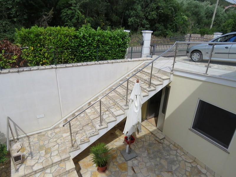 Scala verso la terrazza con design mediterraneo.