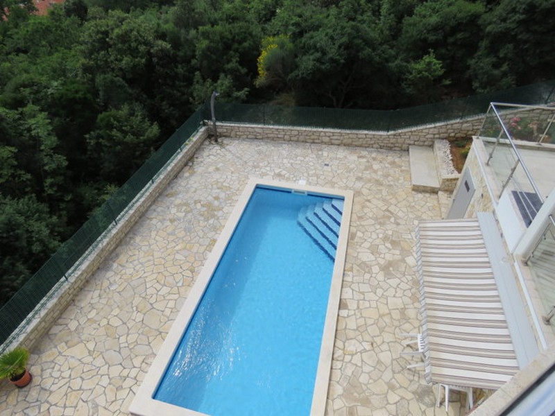 Vista dal balcone sulla piscina dell'immobile H3464, Croazia.