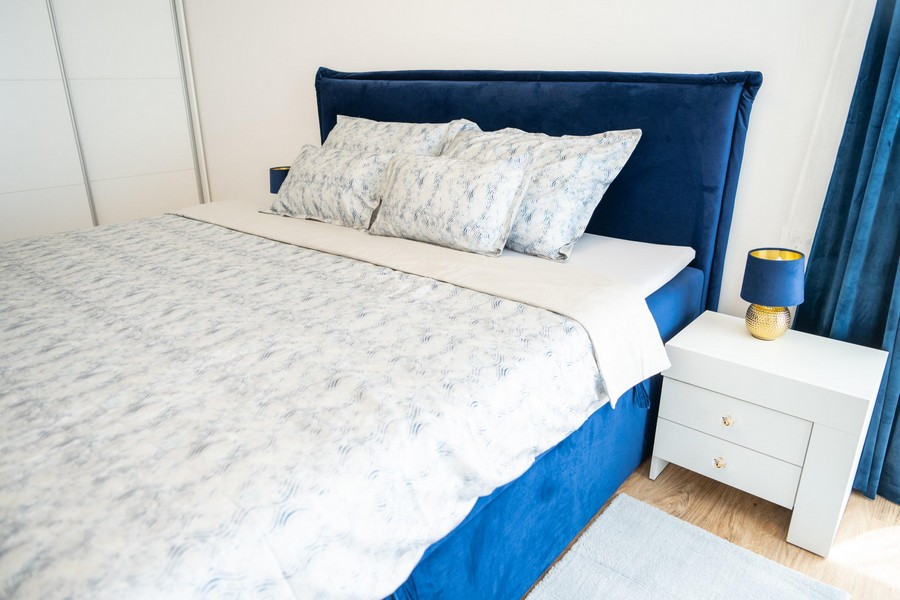 Camera da letto con letto blu e comodini