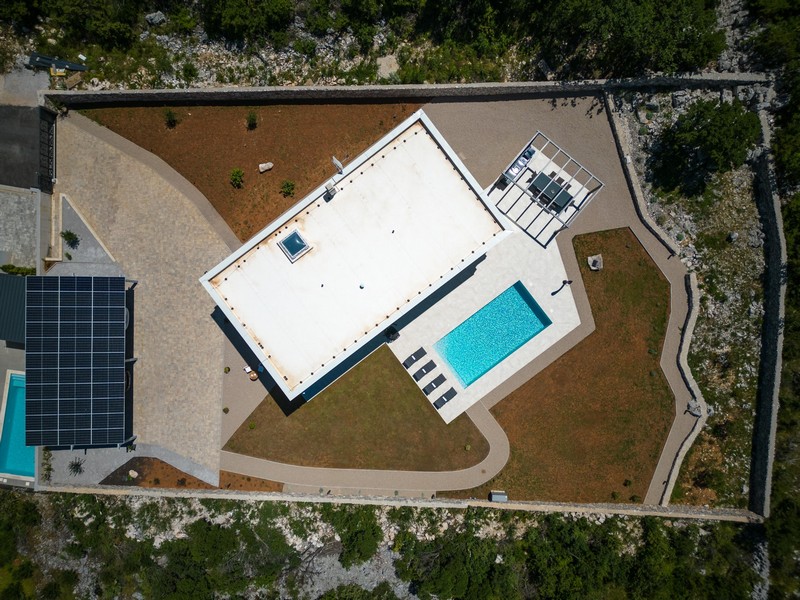 Vista dall'alto sul terreno con villa, piscina e giardino