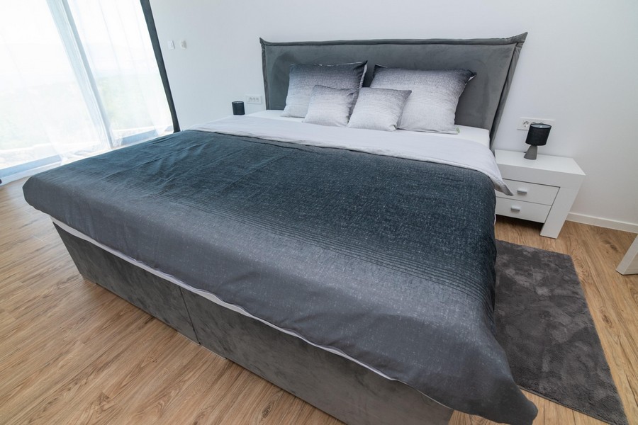 Camera da letto con letto grigio e design moderno