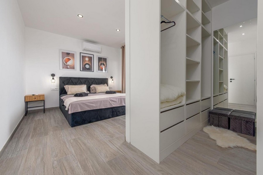 Ampia camera da letto con armadio integrato e interni moderni.