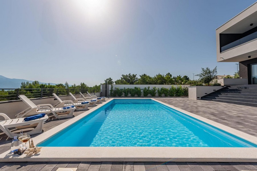 Piscina e solarium dell'immobile H3468 vicino a Zadar in Croazia.