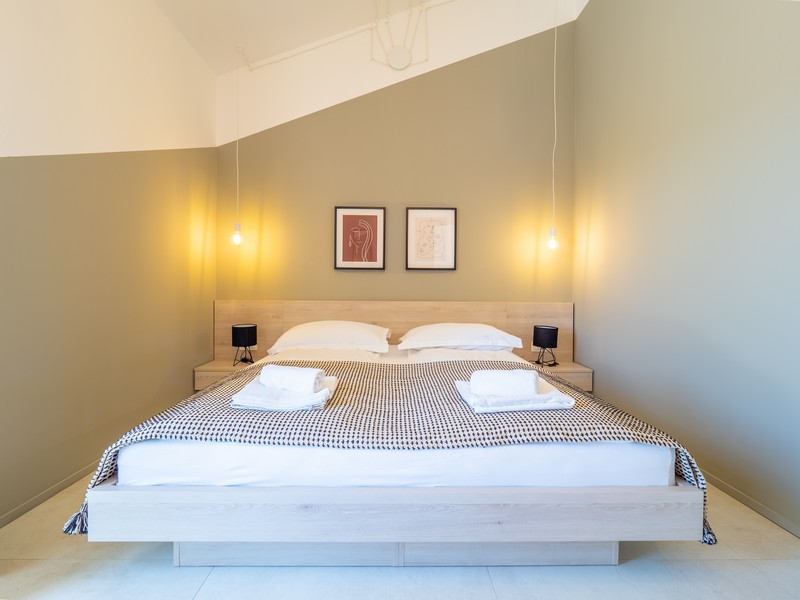 Camera da letto luminosa dal design moderno
