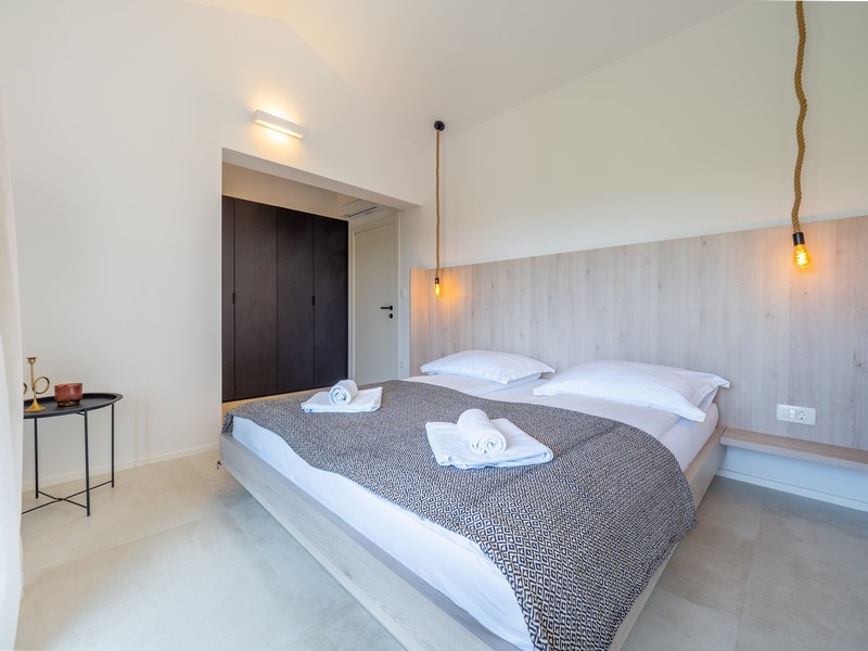 Camera da letto con arredamento minimalista