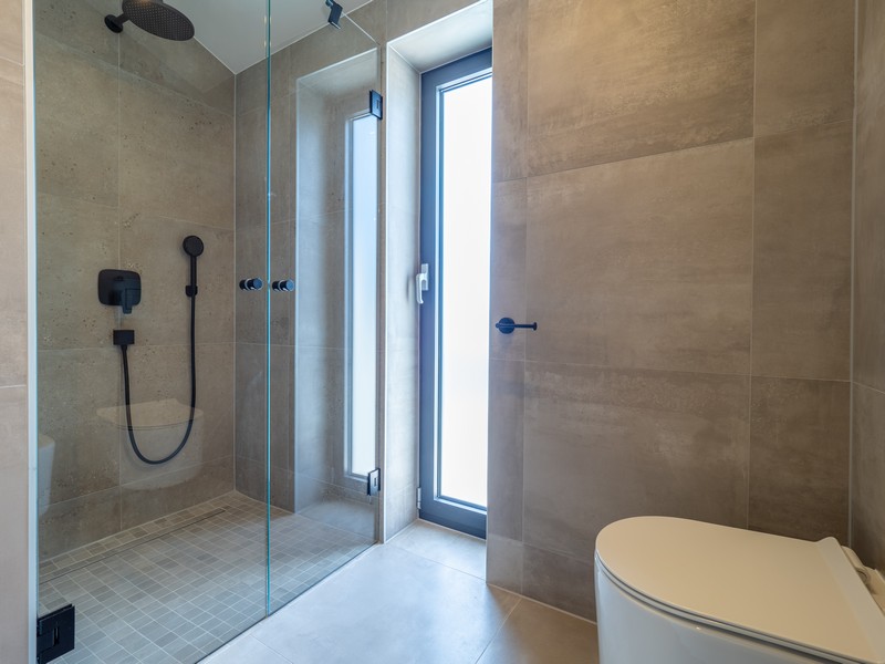 Bagno con ampia doccia in vetro