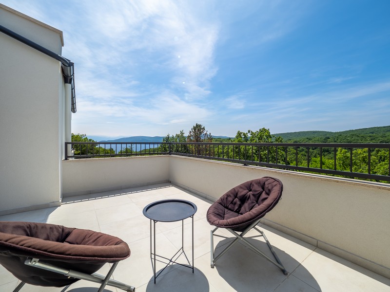 Balcone con vista mare e mobili da esterno