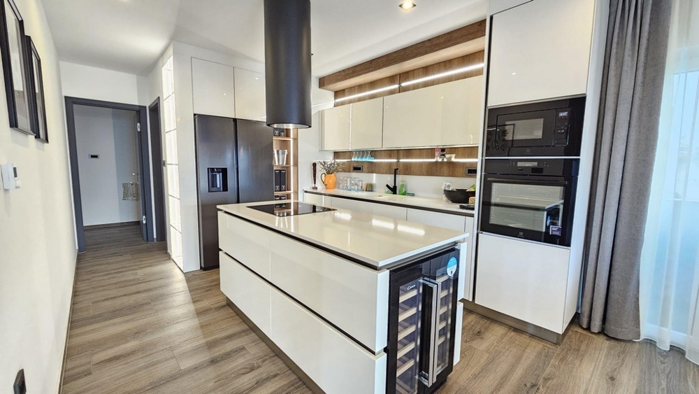 Elegante cucina con dotazioni moderne e isola cucina