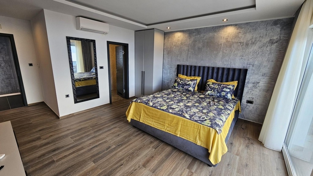 Camera da letto con letto matrimoniale e decorazione discreta delle pareti