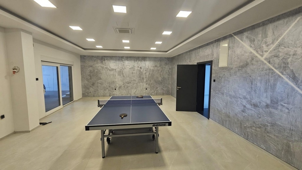Ampia sala per il tempo libero o fitness con tavolo da ping pong