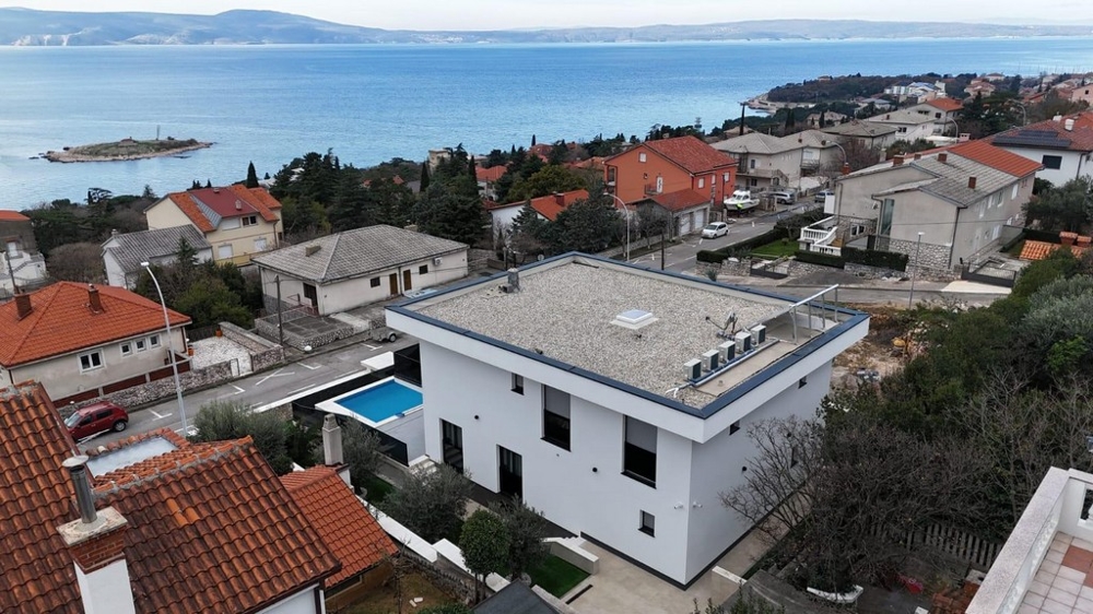 Vista esterna della casa con vista mare e architettura moderna
