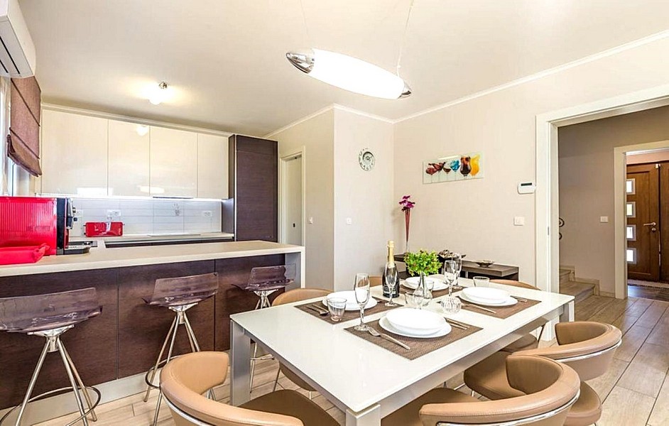 Cucina aperta con zona pranzo e dotazioni eleganti