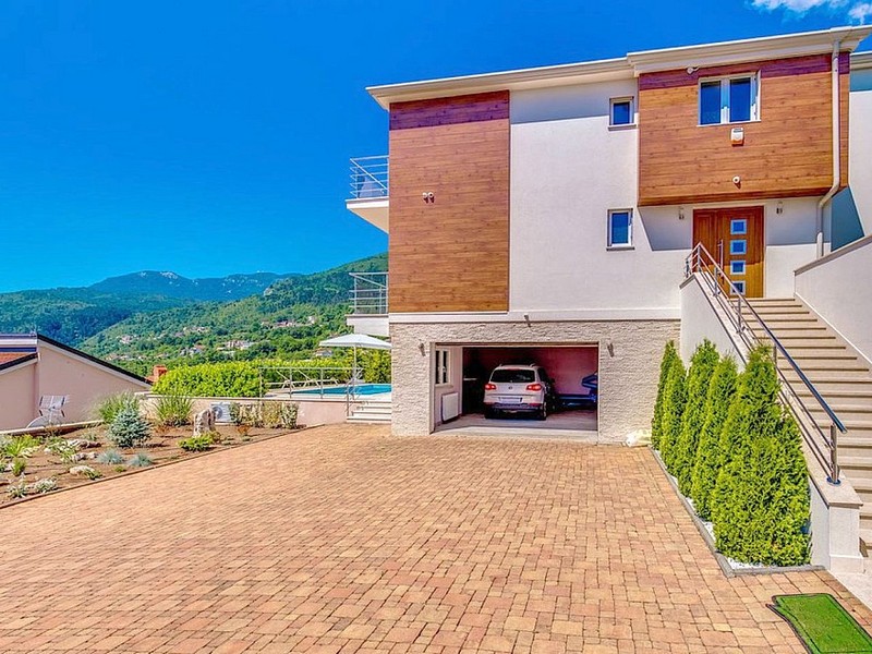 Vista esterna della villa con giardino e vista panoramica