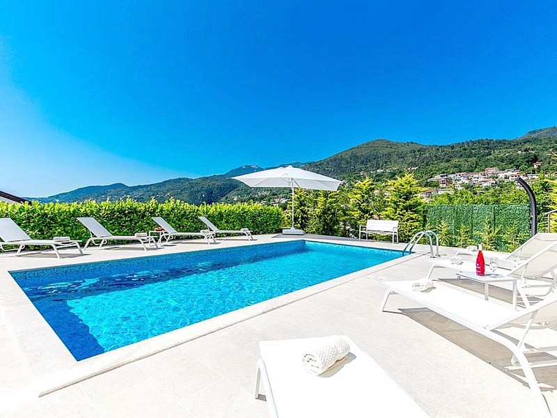 Piscina e solarium dell'immobile H3486.
