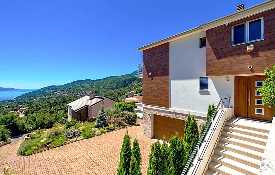 Villa moderna con vista mare e garage a Icici