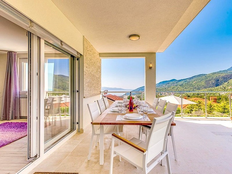 Ampia terrazza con zona pranzo e vista mare