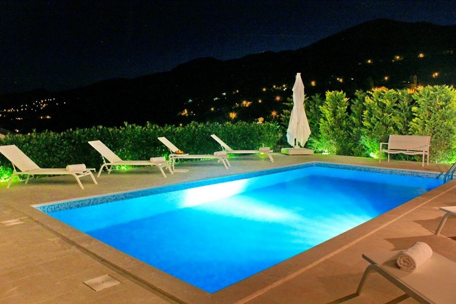 Piscina di notte con illuminazione e vista