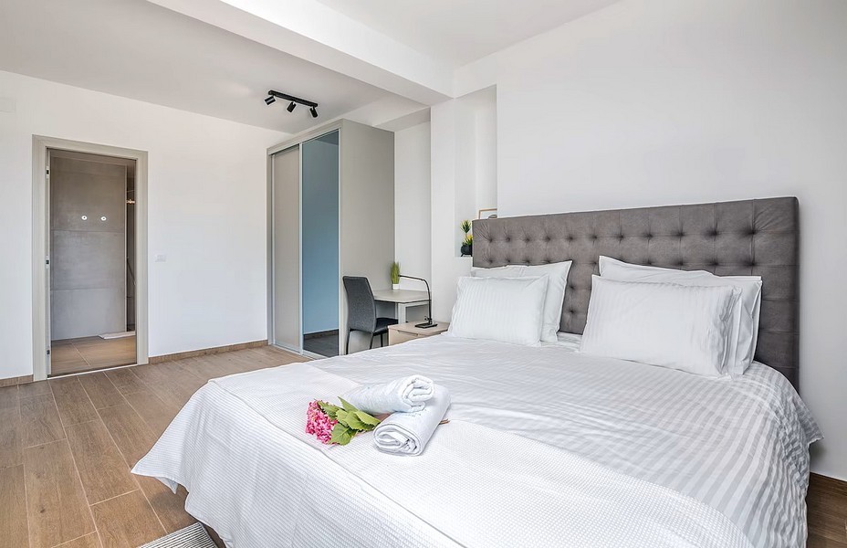 Camera da letto luminosa con letto