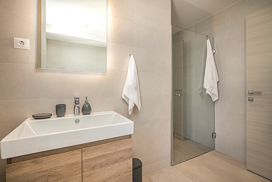 Bagno moderno con doccia