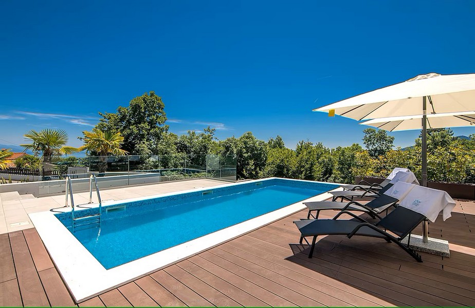 Piscina con ombrelloni