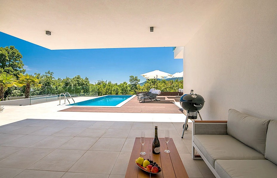 Terrazza con vista sulla piscina